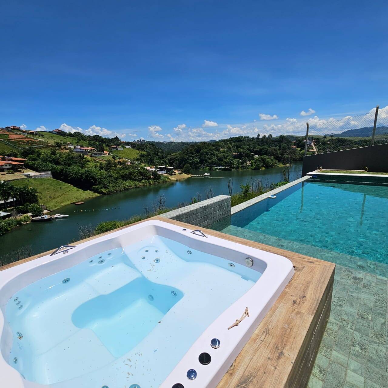 #1825 - Chácara em condomínio para Venda em Igaratá - SP